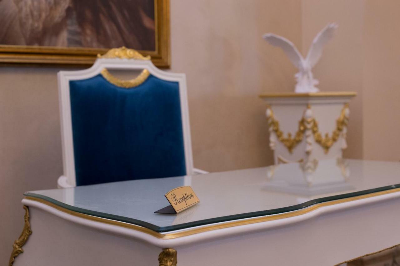 Hotel Boutique Vila Lakastel Sinaia Eksteriør billede