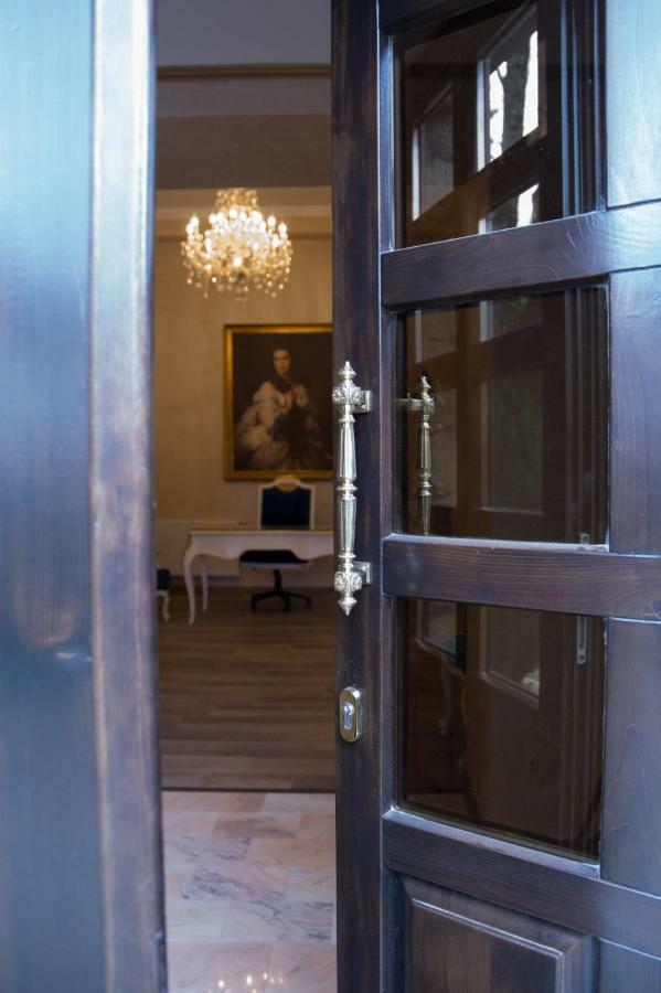 Hotel Boutique Vila Lakastel Sinaia Eksteriør billede